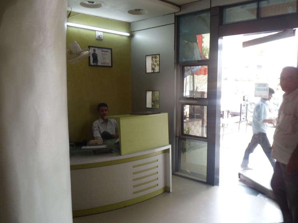 Hotel Atithi Ahmadábád Kültér fotó