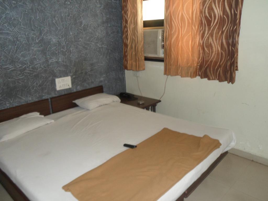 Hotel Atithi Ahmadábád Kültér fotó