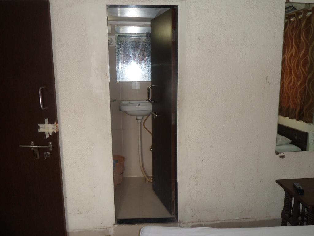Hotel Atithi Ahmadábád Kültér fotó