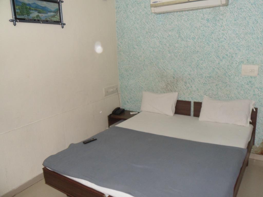 Hotel Atithi Ahmadábád Szoba fotó