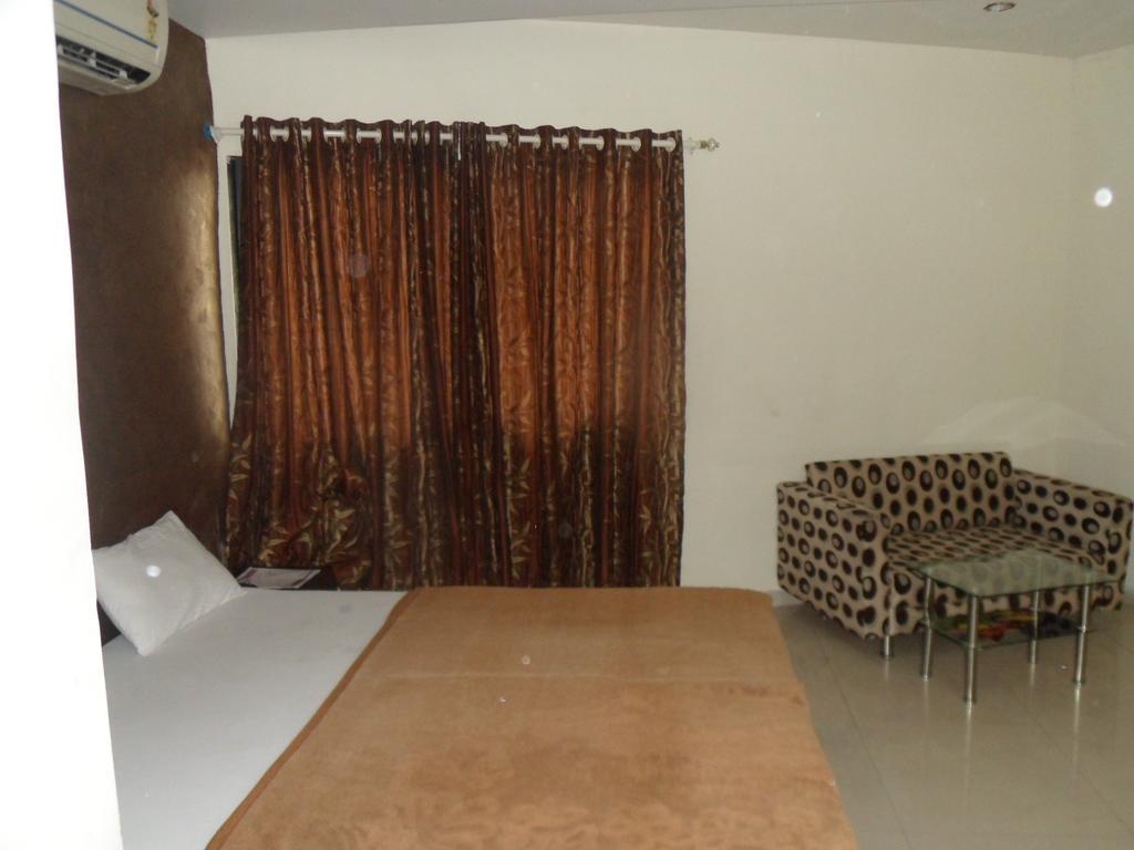 Hotel Atithi Ahmadábád Szoba fotó