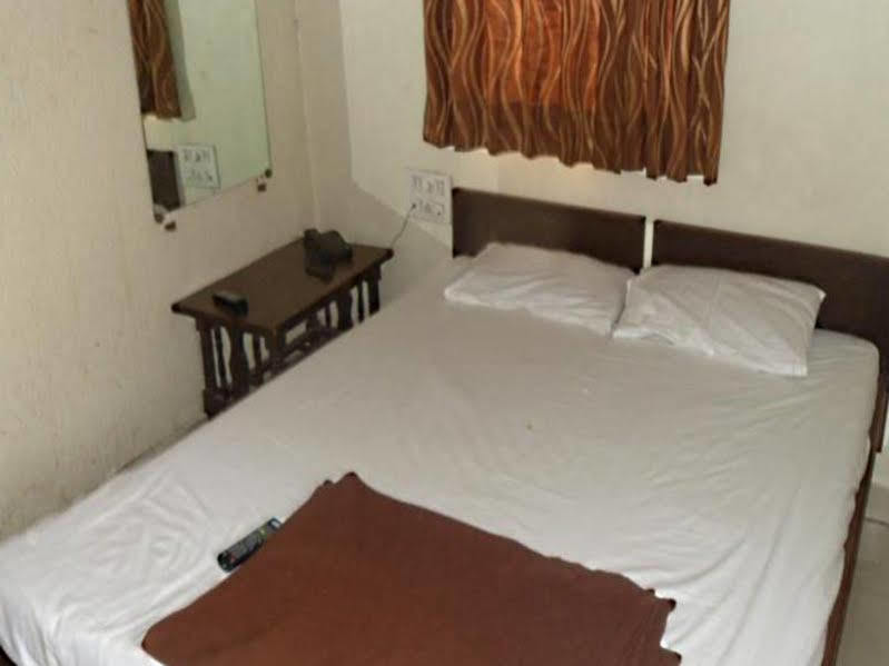 Hotel Atithi Ahmadábád Kültér fotó