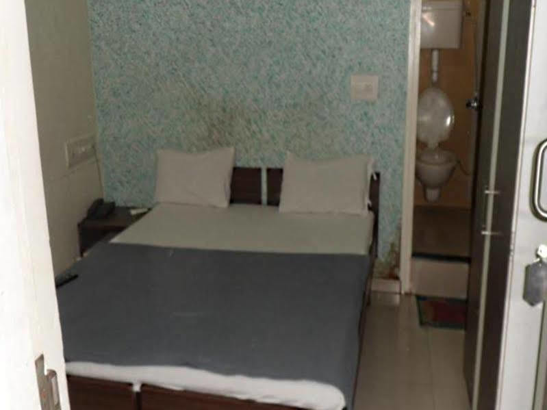 Hotel Atithi Ahmadábád Kültér fotó